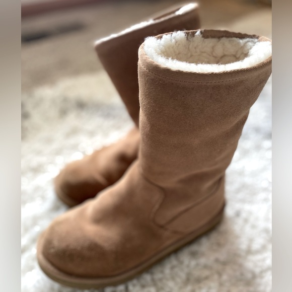 UGG Shoes - UGG boots short classic women’s size 6 sheepskin lined warm pull on zip up